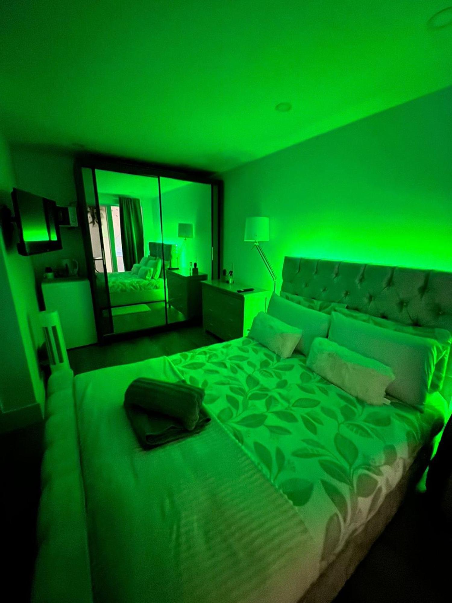 Tropical Room With Private Bathroom And Patio London Exteriör bild