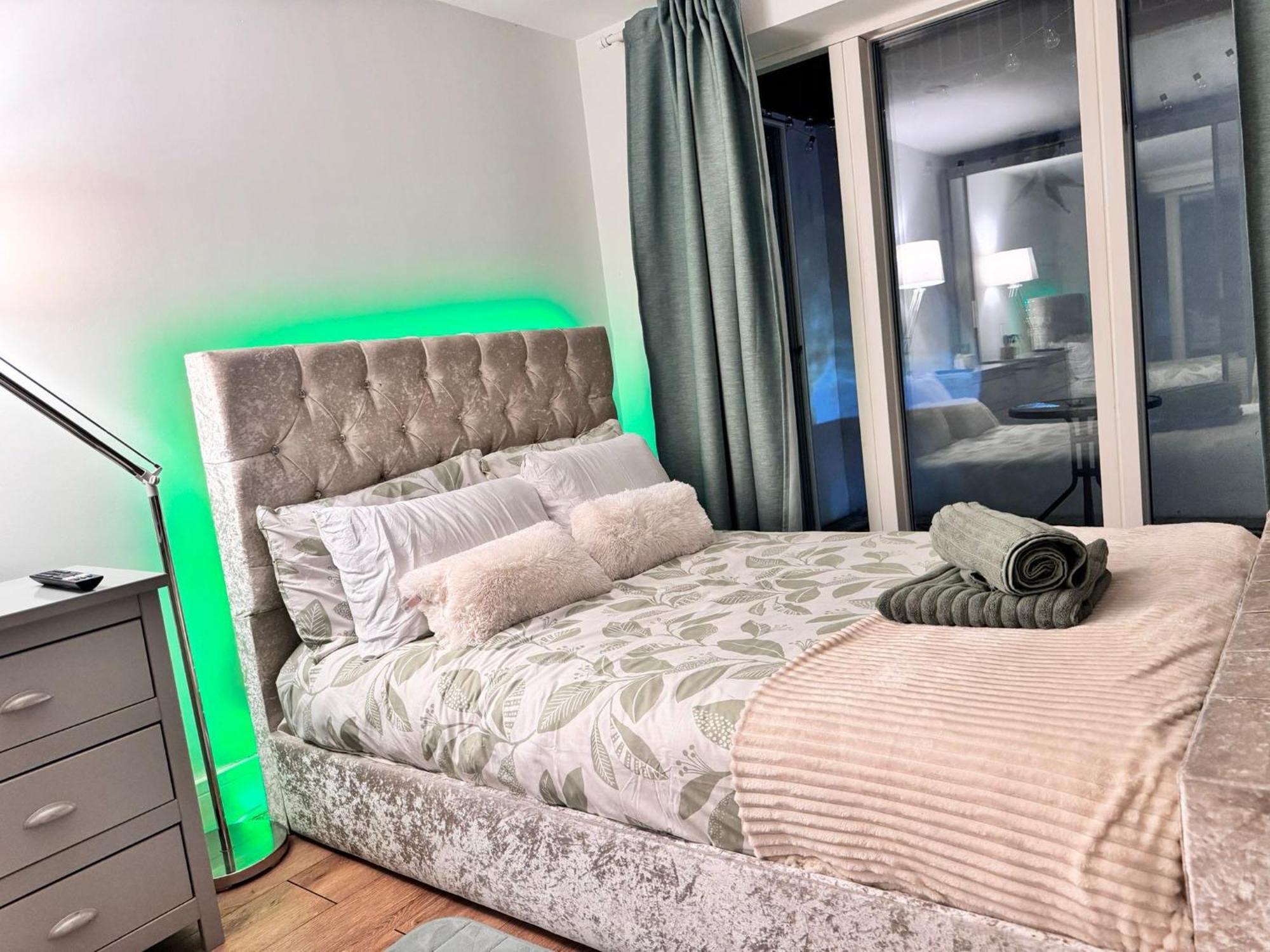 Tropical Room With Private Bathroom And Patio London Exteriör bild