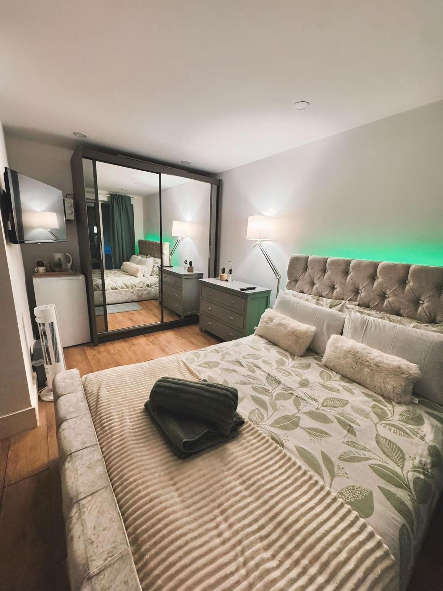 Tropical Room With Private Bathroom And Patio London Exteriör bild
