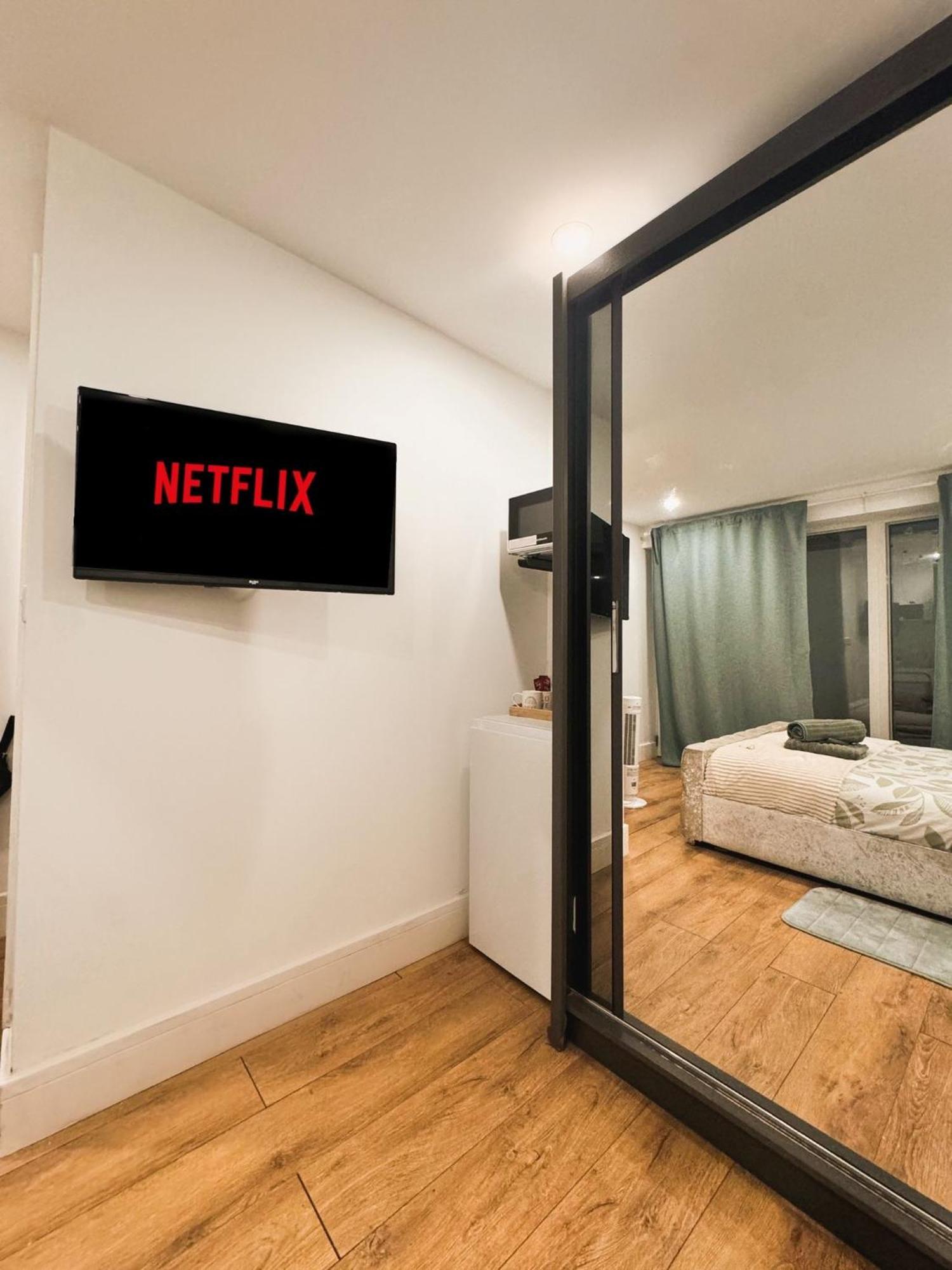 Tropical Room With Private Bathroom And Patio London Exteriör bild