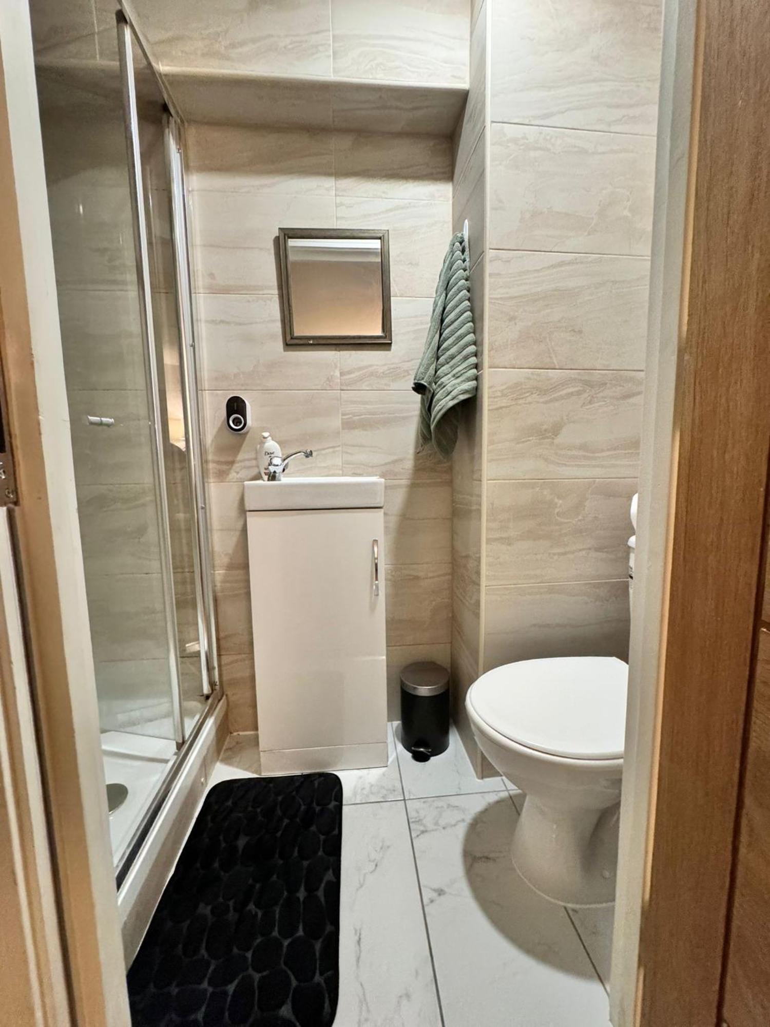 Tropical Room With Private Bathroom And Patio London Exteriör bild